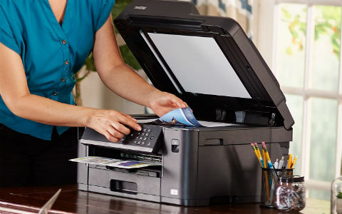 Khay nạp giấy tự động ADF giúp bạn không phải scan, photocopy hay fax từng tờ tài liệu.