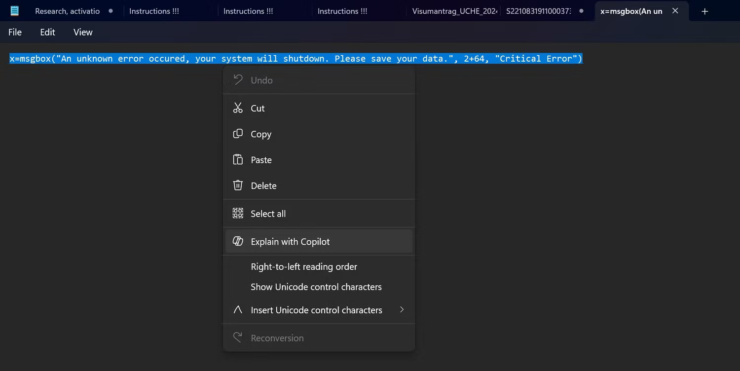 Explain with Copilot được hiển thị trong Windows Notepad bên cạnh văn bản được highlight