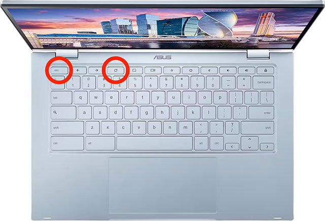 Nhấn và giữ phím Esc và Refresh trên bàn phím