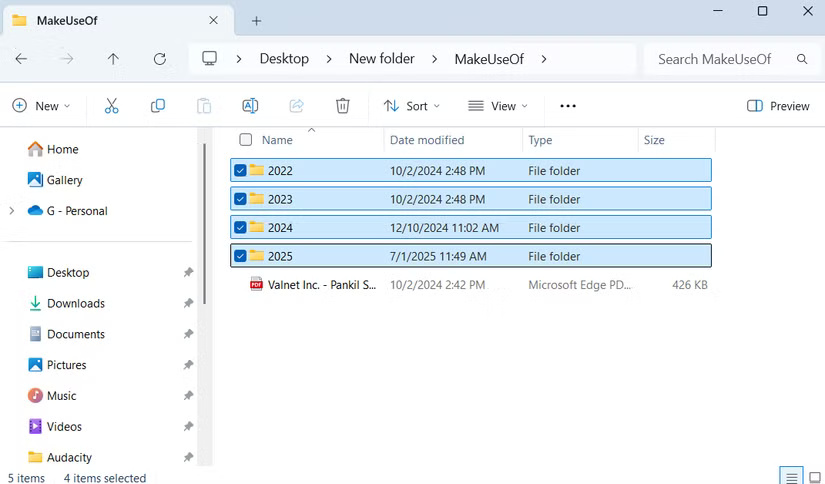 Cửa sổ File Explorer với nhiều thư mục được chọn