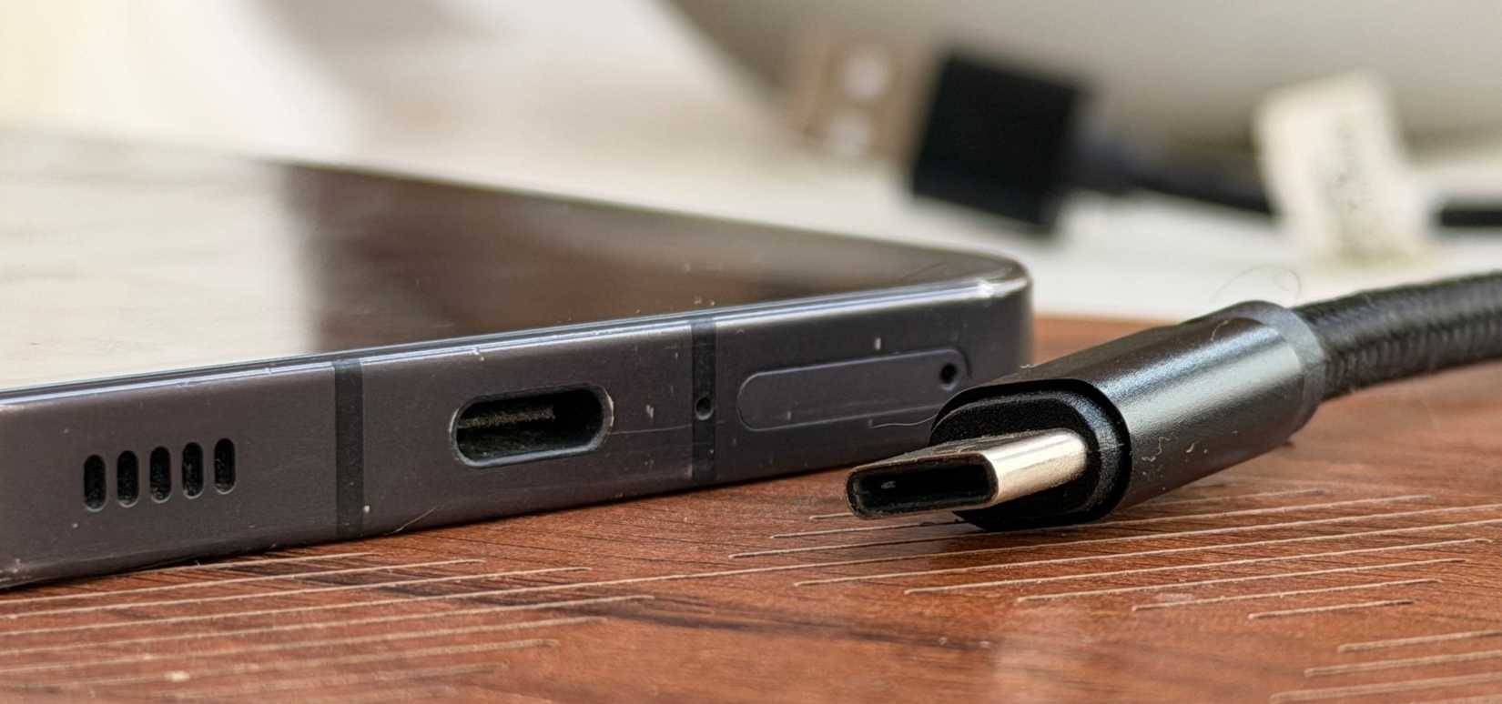 Đầu cắm USB-C bên cạnh cổng USB-C của điện thoại